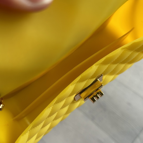 Quilted Bright YELLOW Jelly Purse with adjustable Gold Chain Strap
BRAND NEW! - Picture 10 of 12